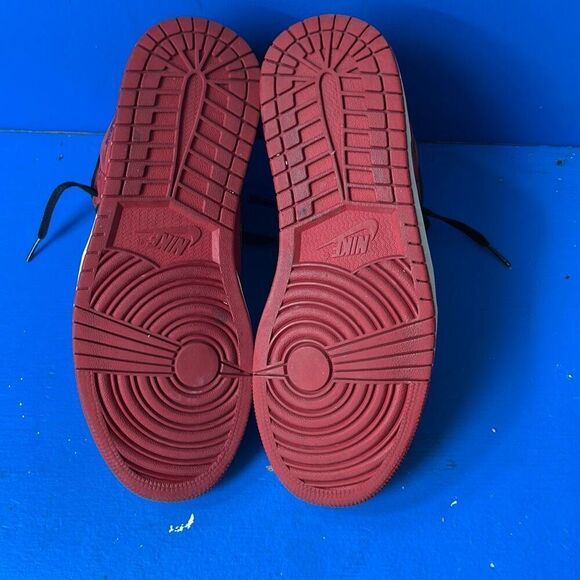 Nike Men's Red Black Jordan 1 Mid Athletic Shoes Sz:9.5 US - Picture 5 of 6